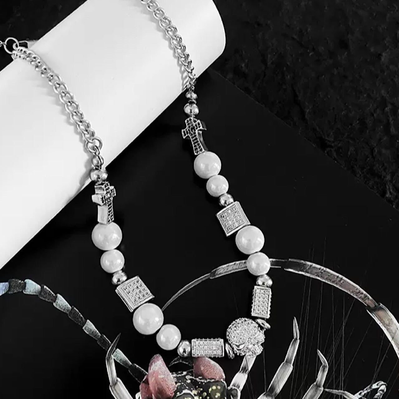 Pearl & silver skull necklace  HL1759
